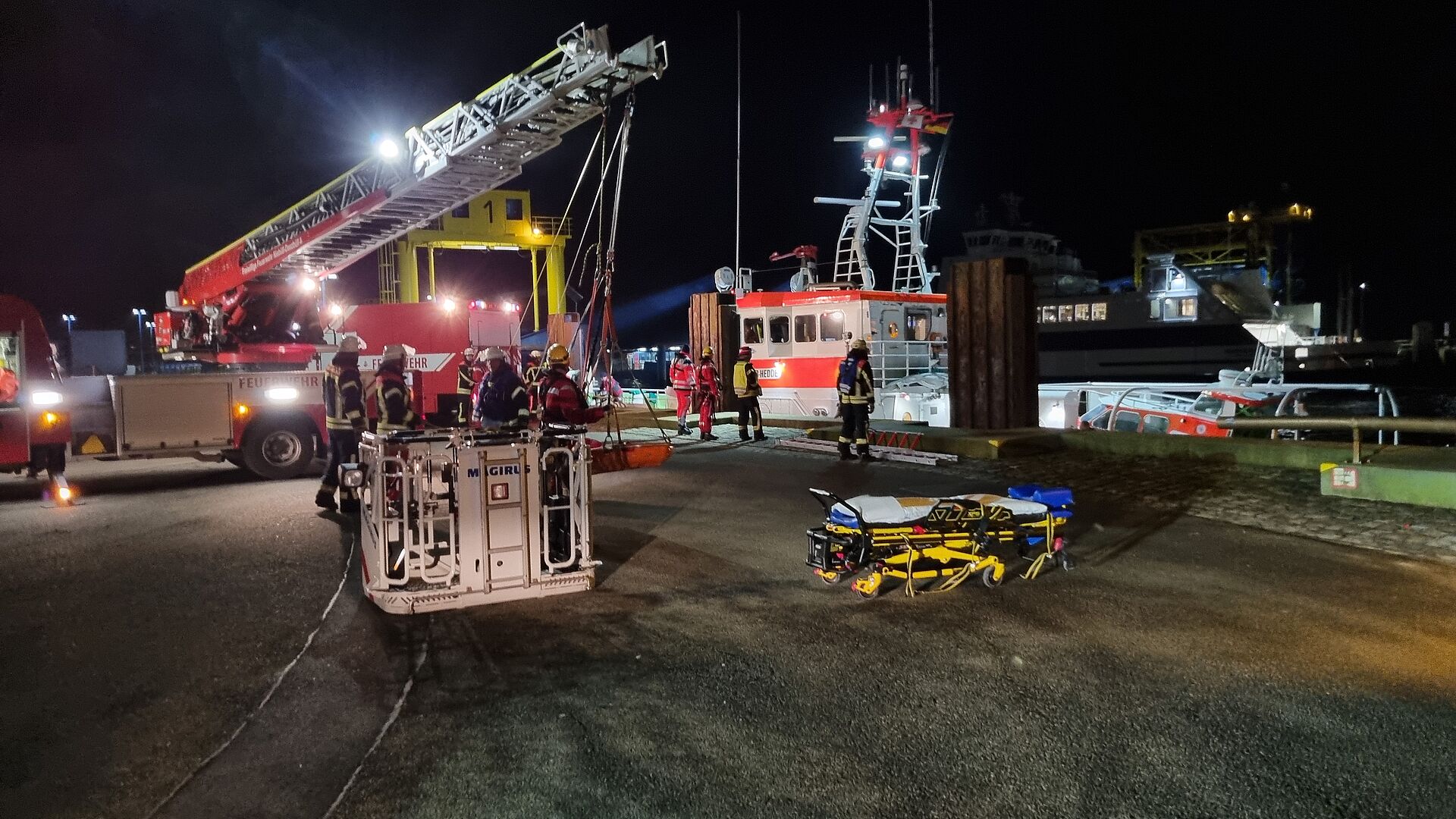 Feuerwehr und Seenotretter am Hafen von Dagebüll