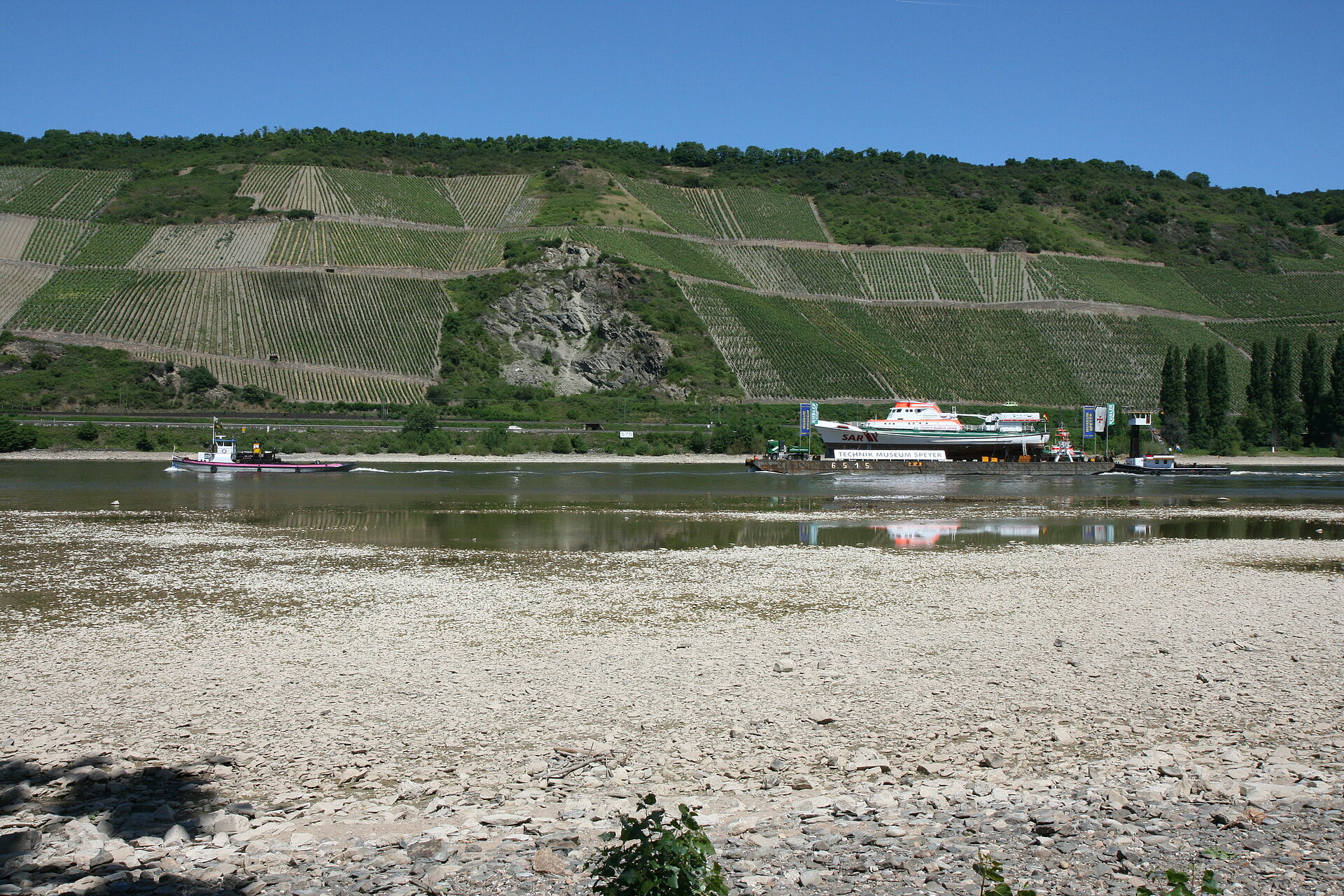Vielerorts ist der Rhein im Mai 2011 von extremem Niedrigwasser gezeichnet. Die JOHN T. ESSBERGER kann deshalb ab Duisburg nicht auf eigenem Kiel fahren.