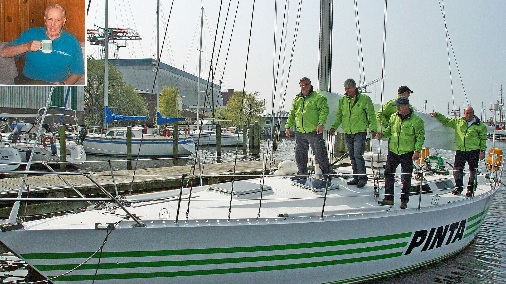 Fünf Vereinsmitglieder der „Pinta-Segelgemeinschaft “an Bord der Yacht, welche in einem Hafen liegt. Oben links in der Ecke ein Foto des Hochseeseglers, von dem die Yacht stammt.