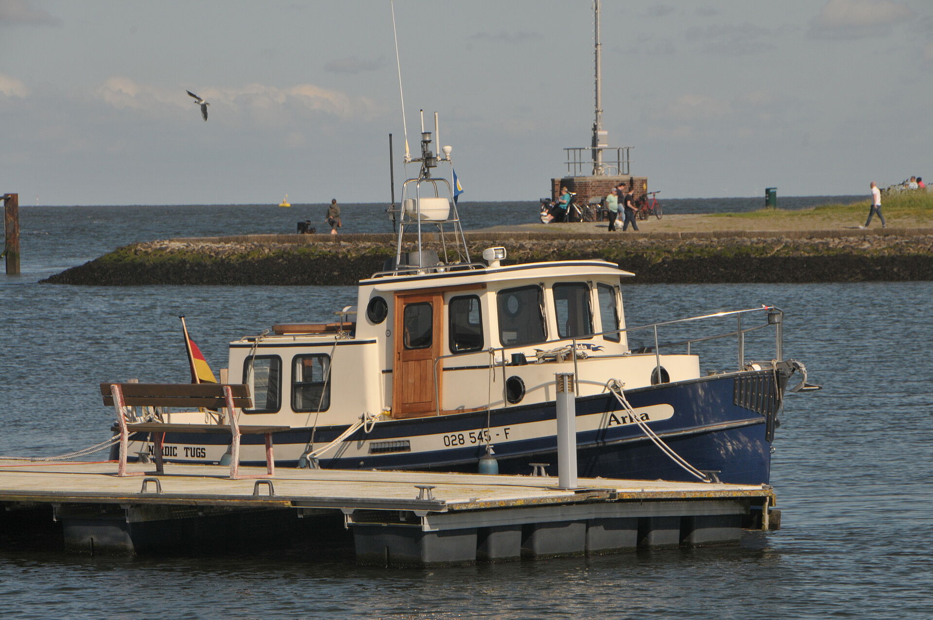 Ein Motorboot liegt an einer Pier.