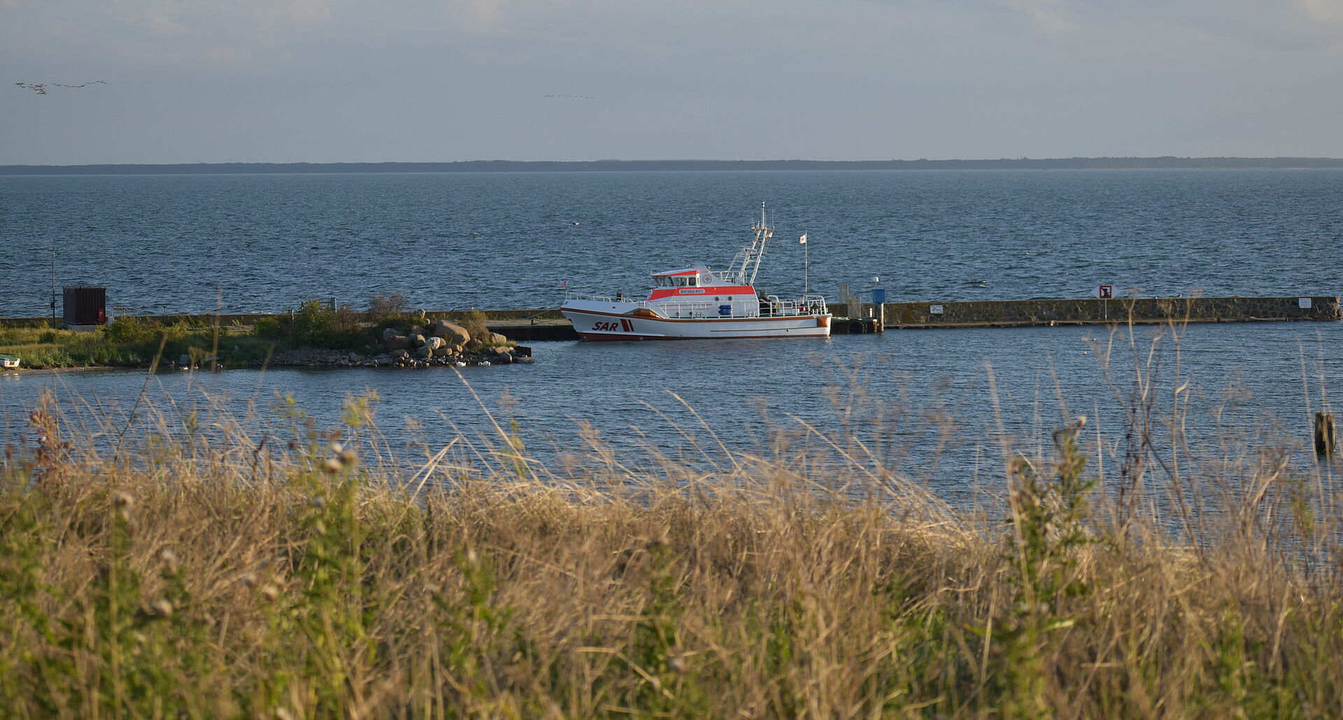 An der Steinmole des einsamen Inselhafens hat der Seenotrettungskreuzer festgemacht.