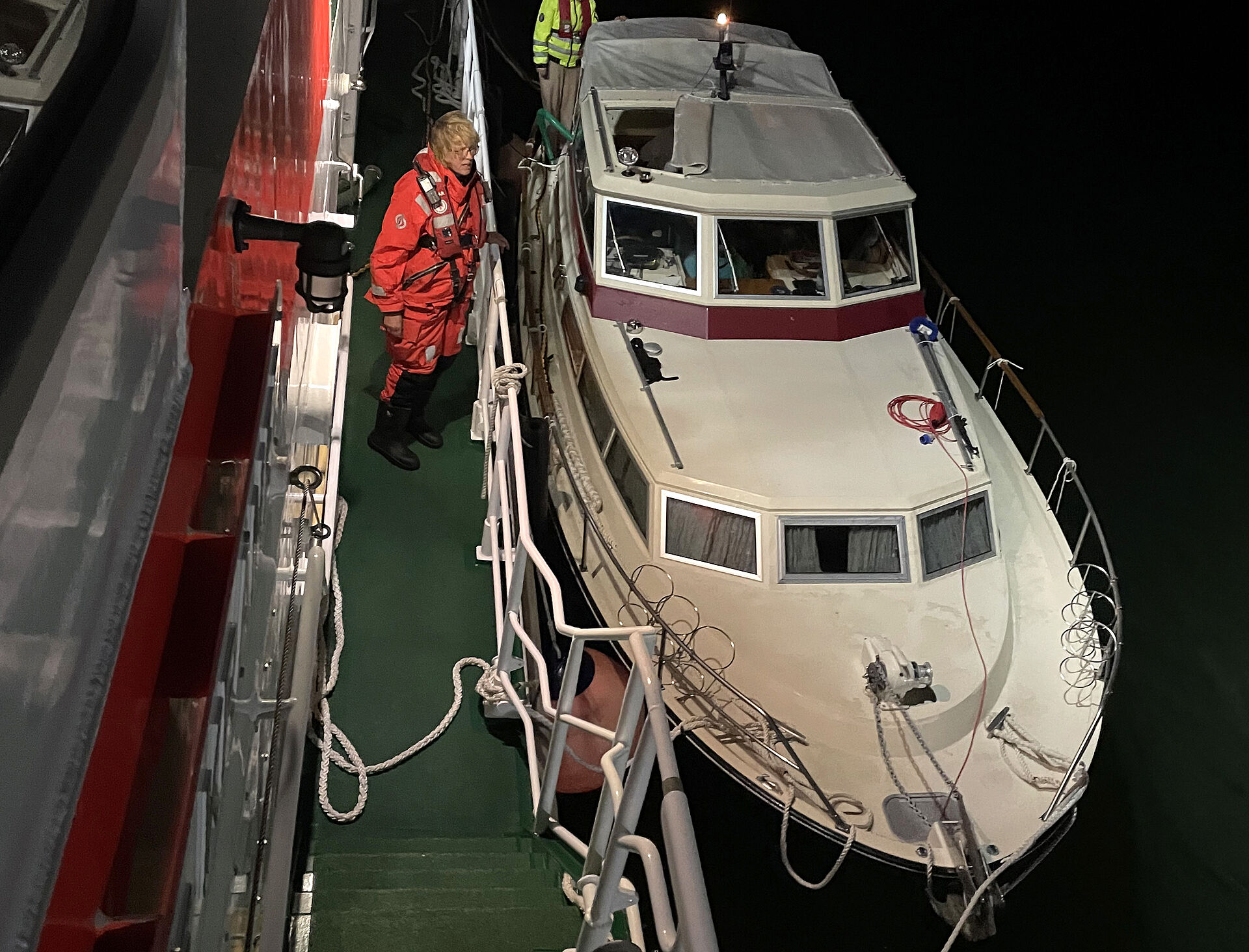 Der Seenotrettungskreuzer ANNELIESE KRAMER/Station Cuxhaven hat ein Motorboot mit starkem Wassereinbruch längsseits genommen, um es zu lenzen (leerzupumpen).