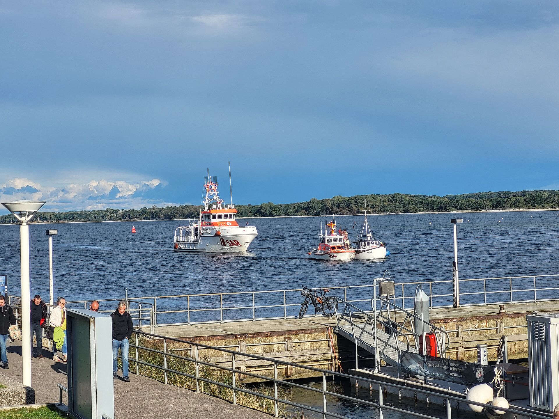 Fischkutter wird von DGzRS-Seenotrettungsboot eingeschleppt