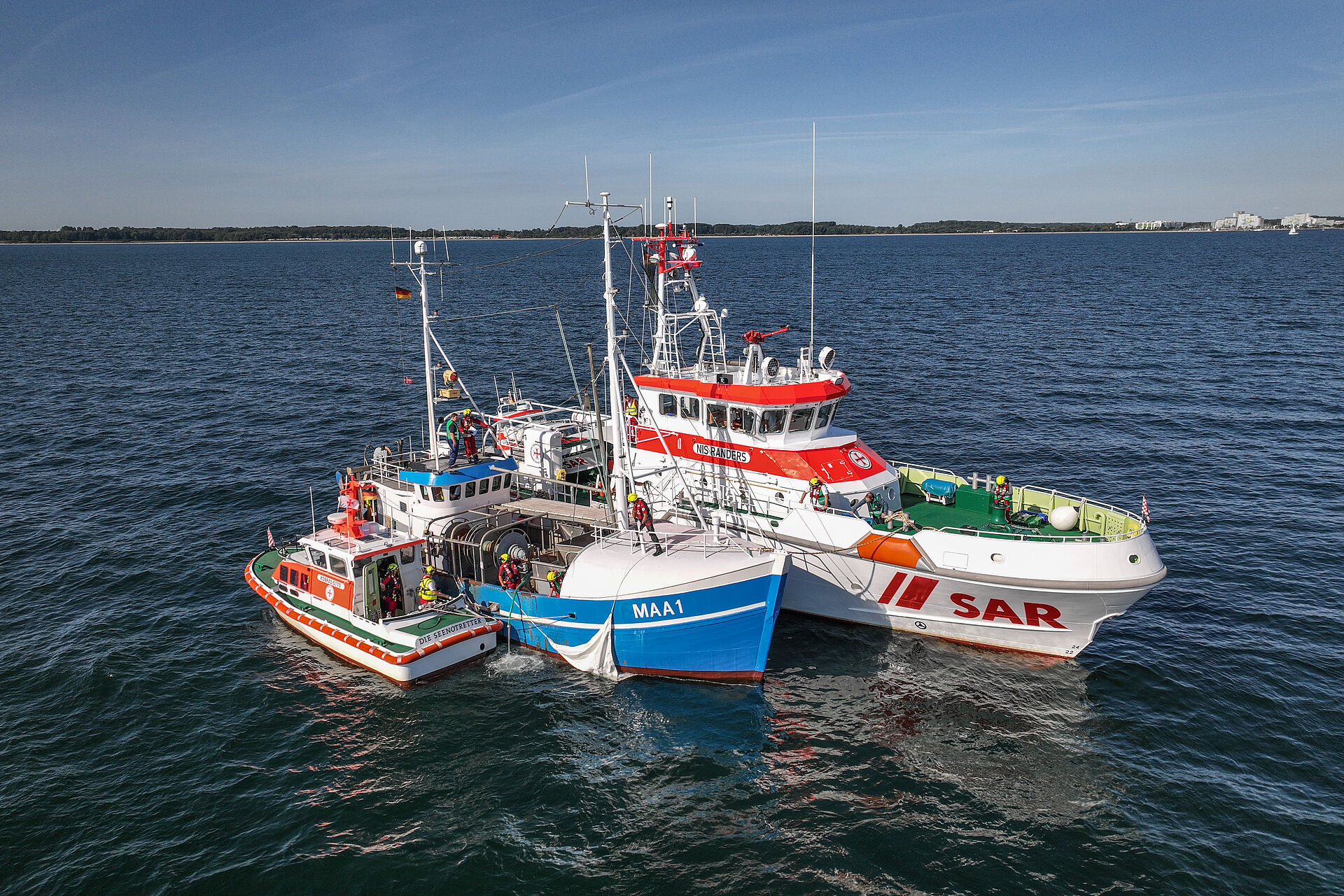 Seenotretter trainieren den Ernstfall vor Rügen