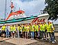 Gruppenfoto mit rund 30 Personen: Im Hof der Seenotretter-Zentrale Bremen stehen vor dem DGzRS- Museumskreuzer H.-J. KRATSCHKE die Auszubildenden der Firma REINTJES GmbH, ihre Ausbilderinnen und Ausbilder, alle bekleidet mit gelben Warnwesten, sowie der DGzRS-Ehrenamtliche Eberhard Klein (3. v. l.).