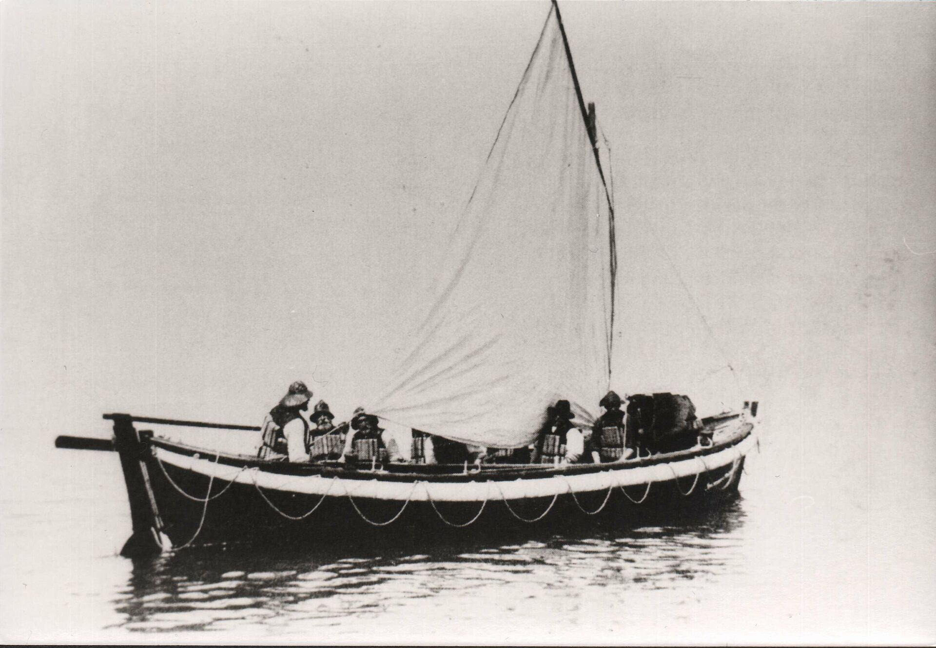 Historische schwarz-weiß Aufnahme eines Ruderrettungsbootes