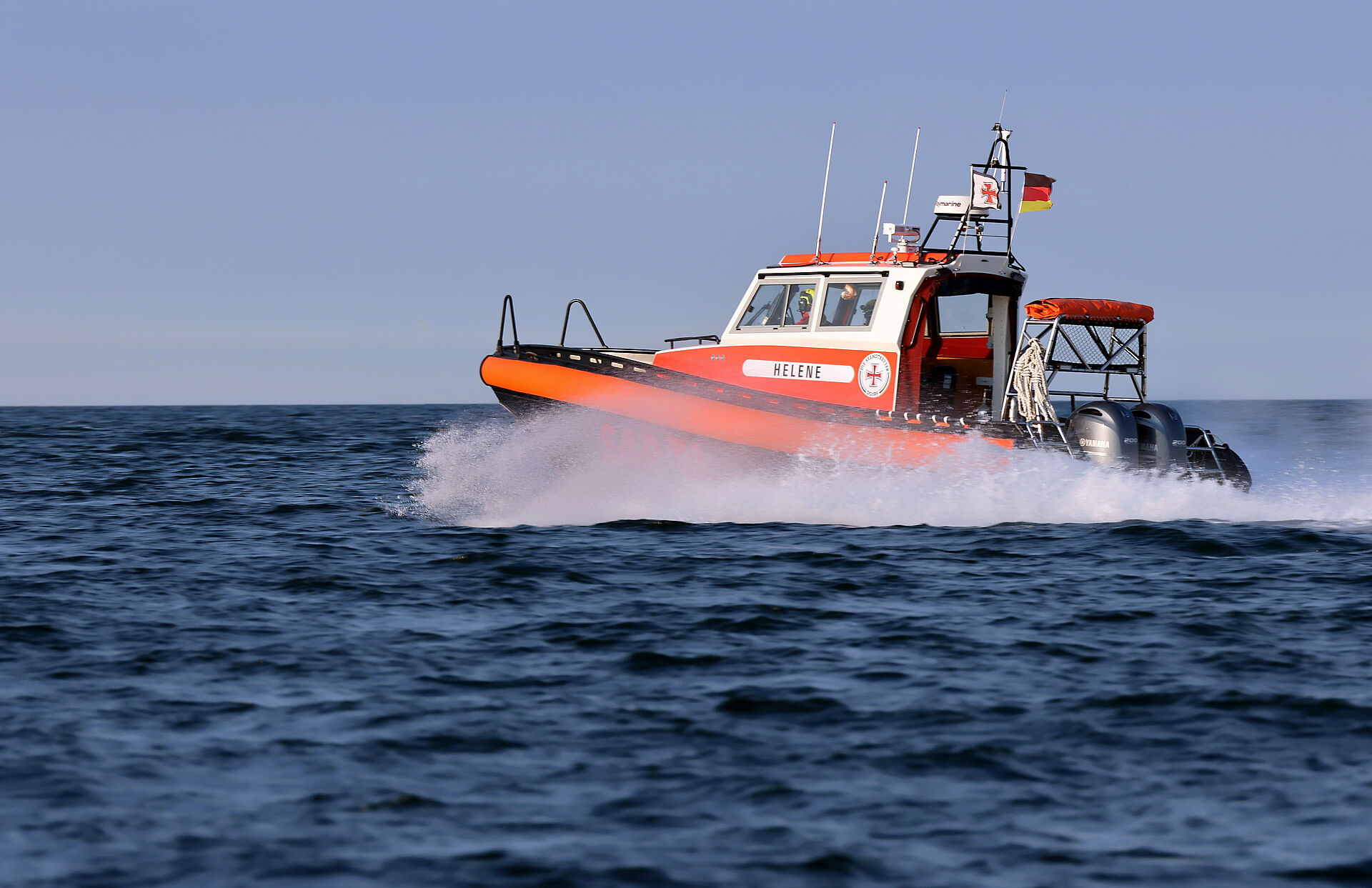 In schneller Fahrt gleitet das Seenotrettungsboot durch die Ostsee.