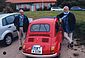 Barbara und Wolfgang Wiese mit ihrem Fiat 500