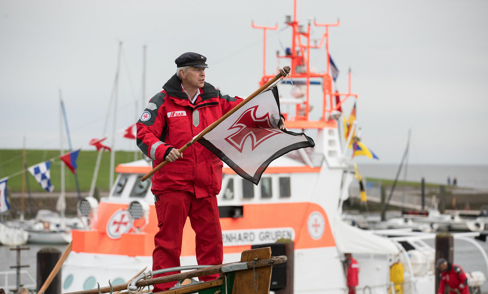 Ehrenamtlicher Seenotretter mit DGzRS Flagge