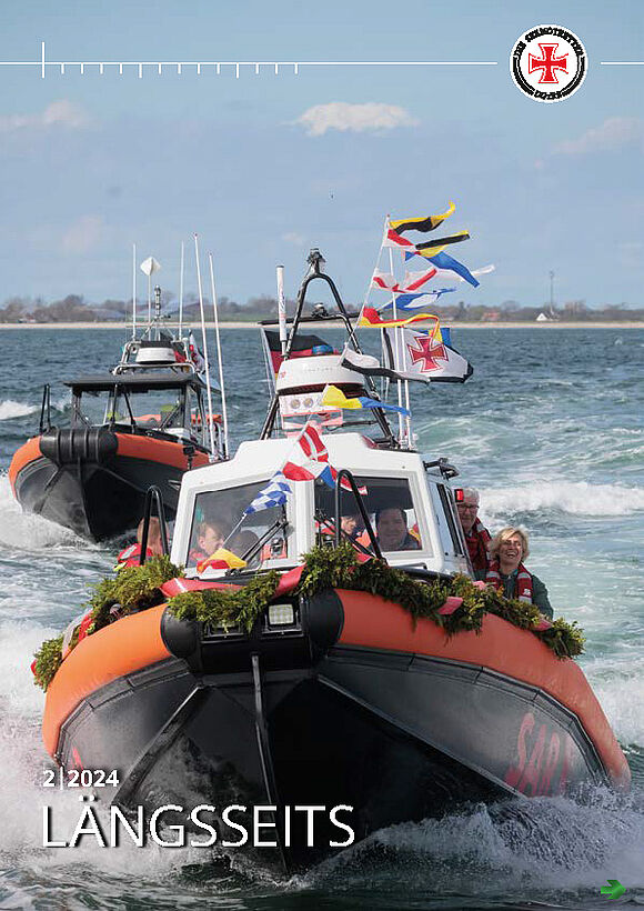 Titelbild der Seenotretter-Publikation Längsseits 2/2024 mit dem frisch getauften Seenotrettungsboot HELENE in voller Fahrt.