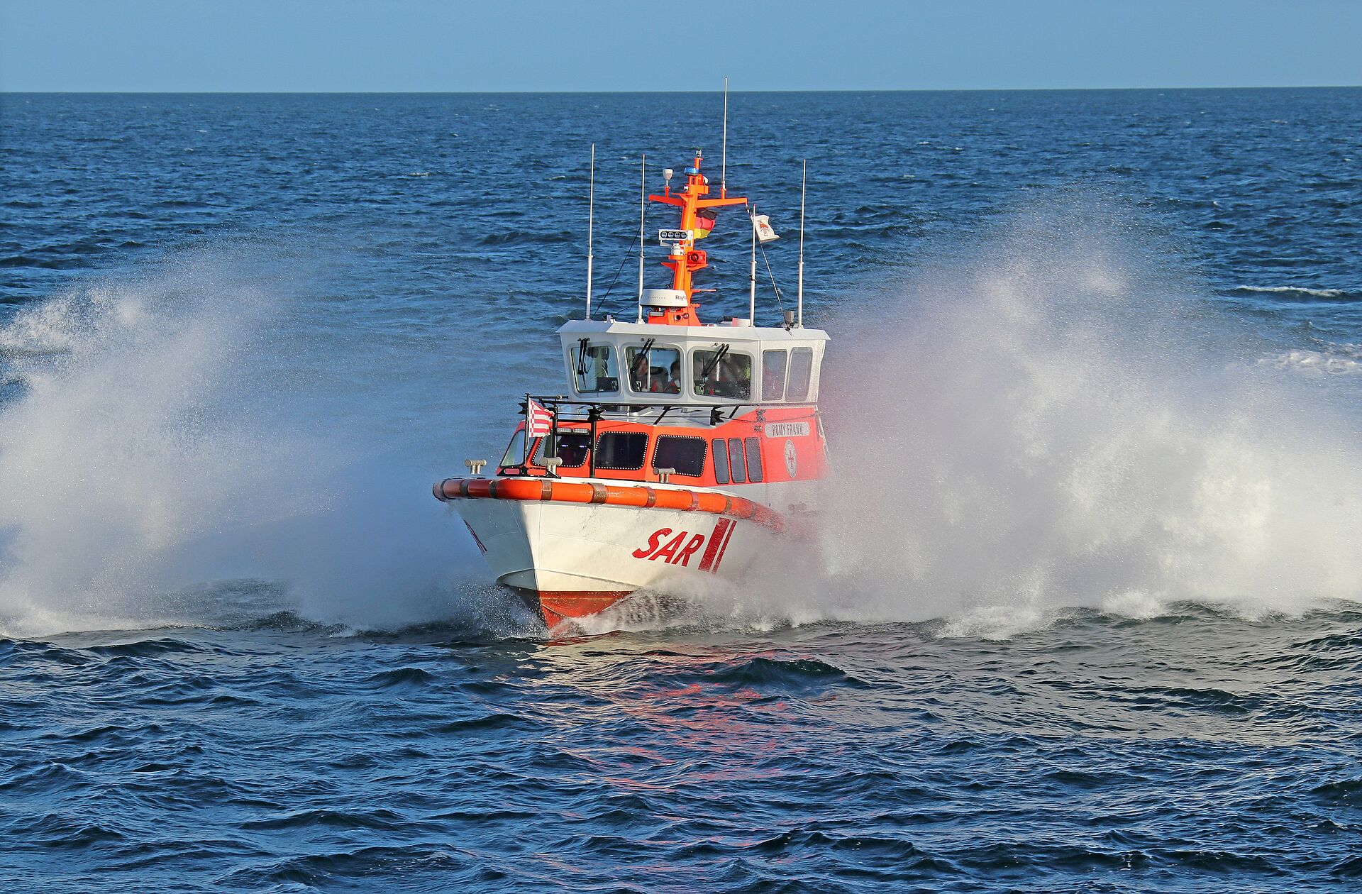 DGzRS-Seenotrettungsboot in voller Fahrt