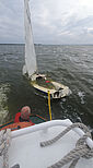 Ein mit Wasser vollgelaufenes Segelboot befindet sich im Schlepp eines Seenotrettungsbootes.