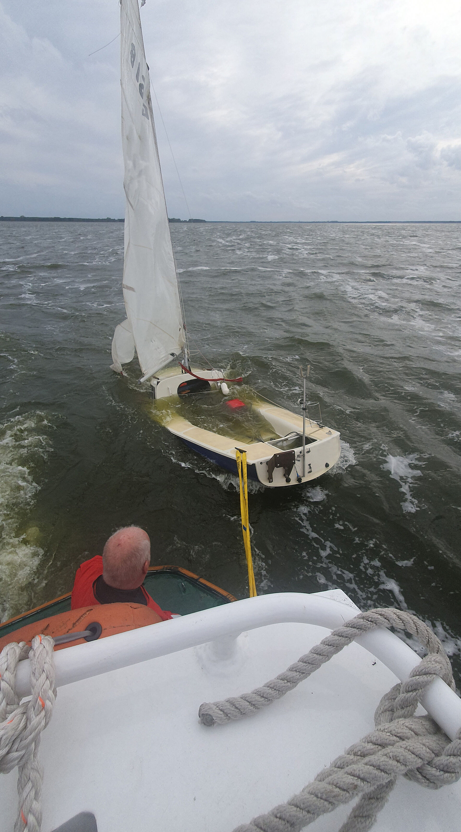 Besatzung eines Fahrgastschiffes rettet Seglerpaar bei Usedom