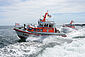 Zwei Seenotrettungsboote in schneller Fahrt auf der Ostsee