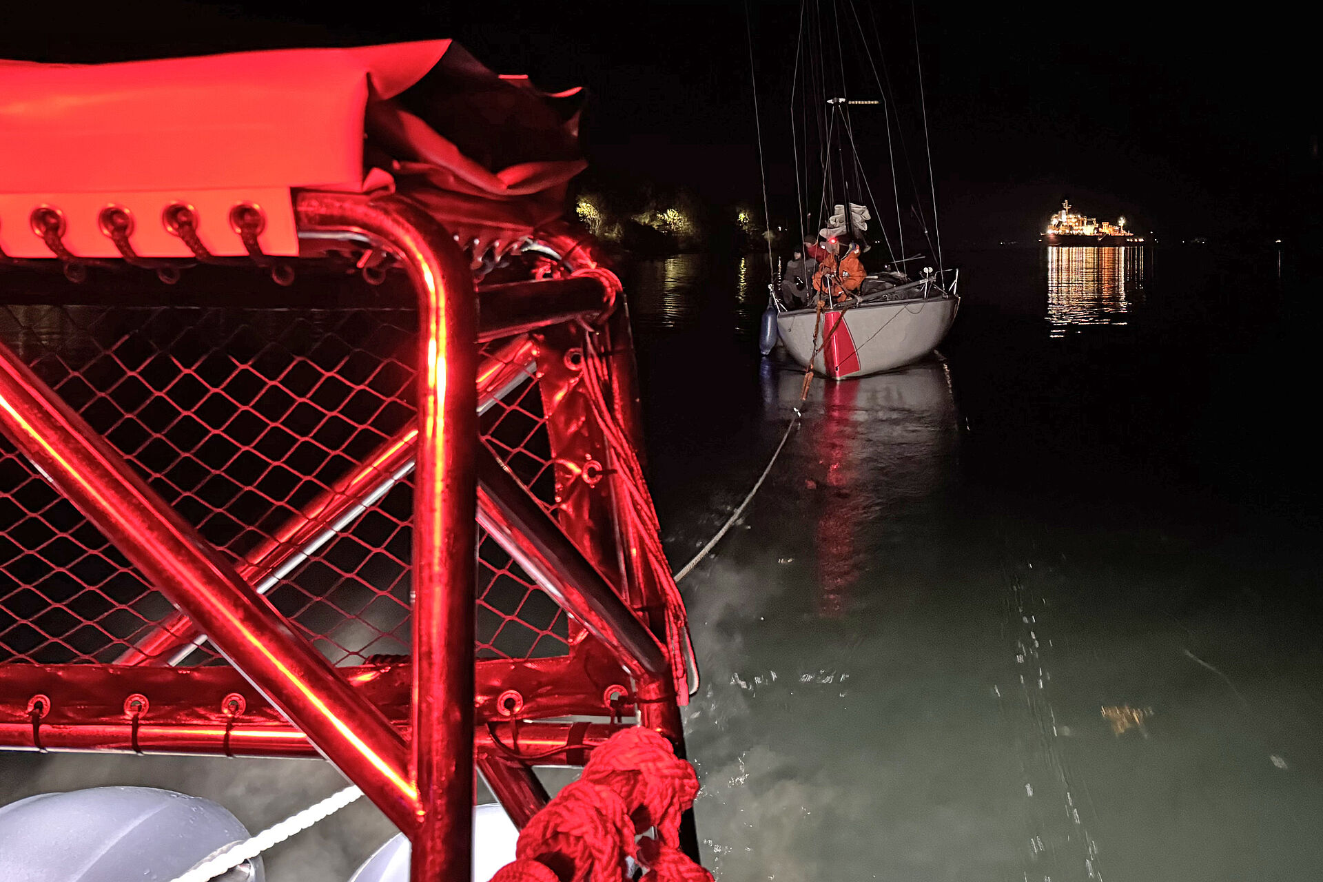 Das Seenotrettungsboot JÜRGEN HORST/Station Schilksee hat ein überfälliges Segelboot auf der Ostsee gefunden und in Schlepp genommen.