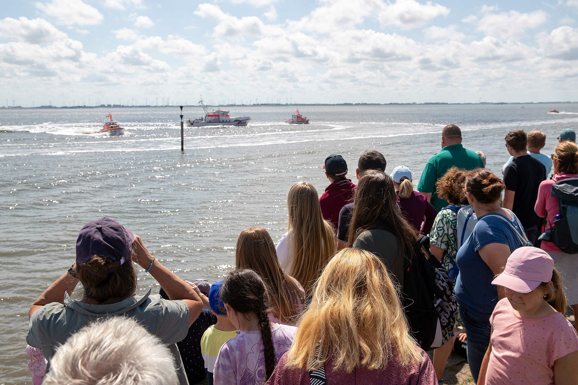 Viele Besucher beobachten die Rettungsübung vor Langeoog.