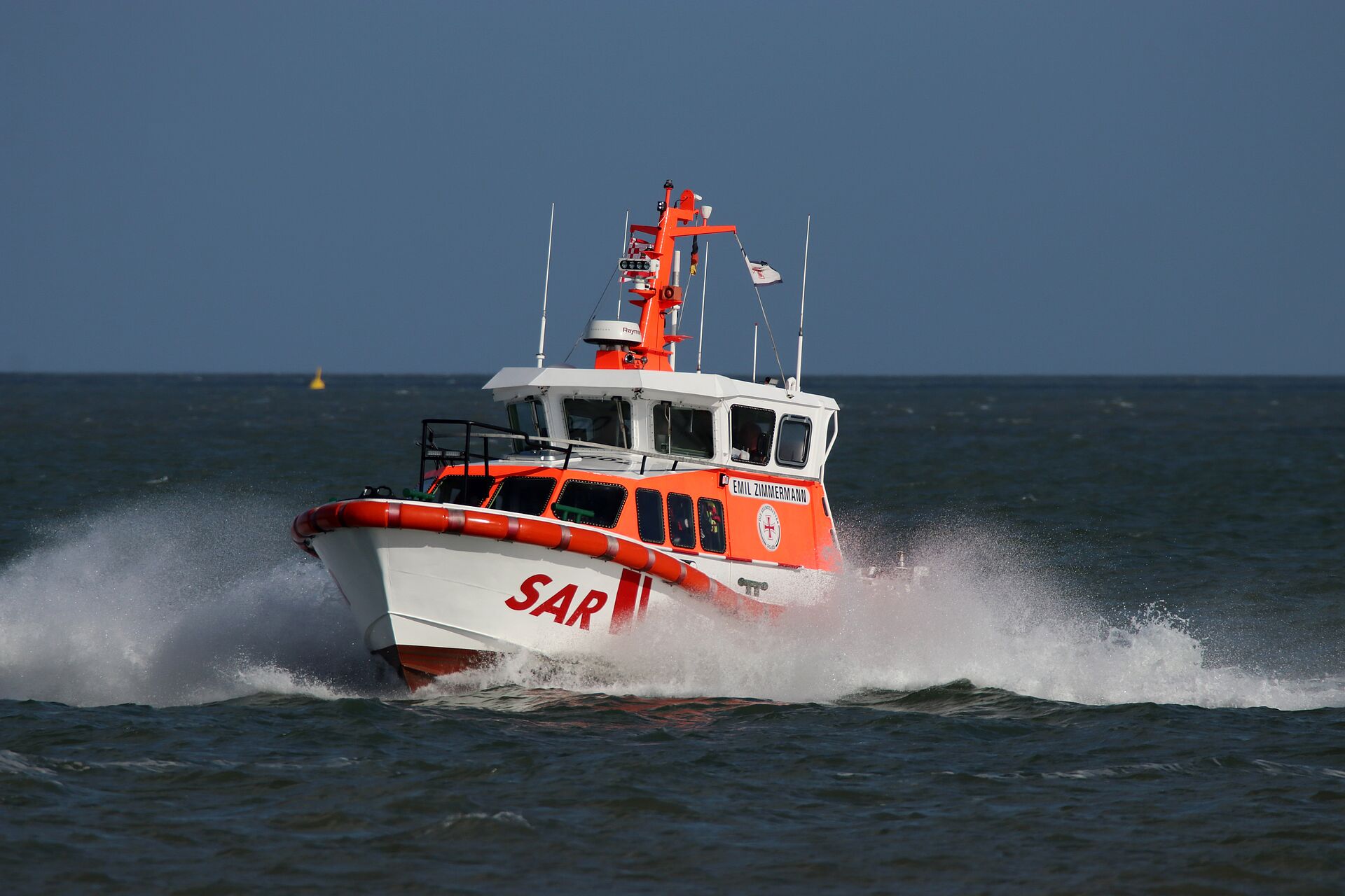 Das Seenotrettungsboot EMIL ZIMMERMANN fährt durch leichte Wellen auf offener See.