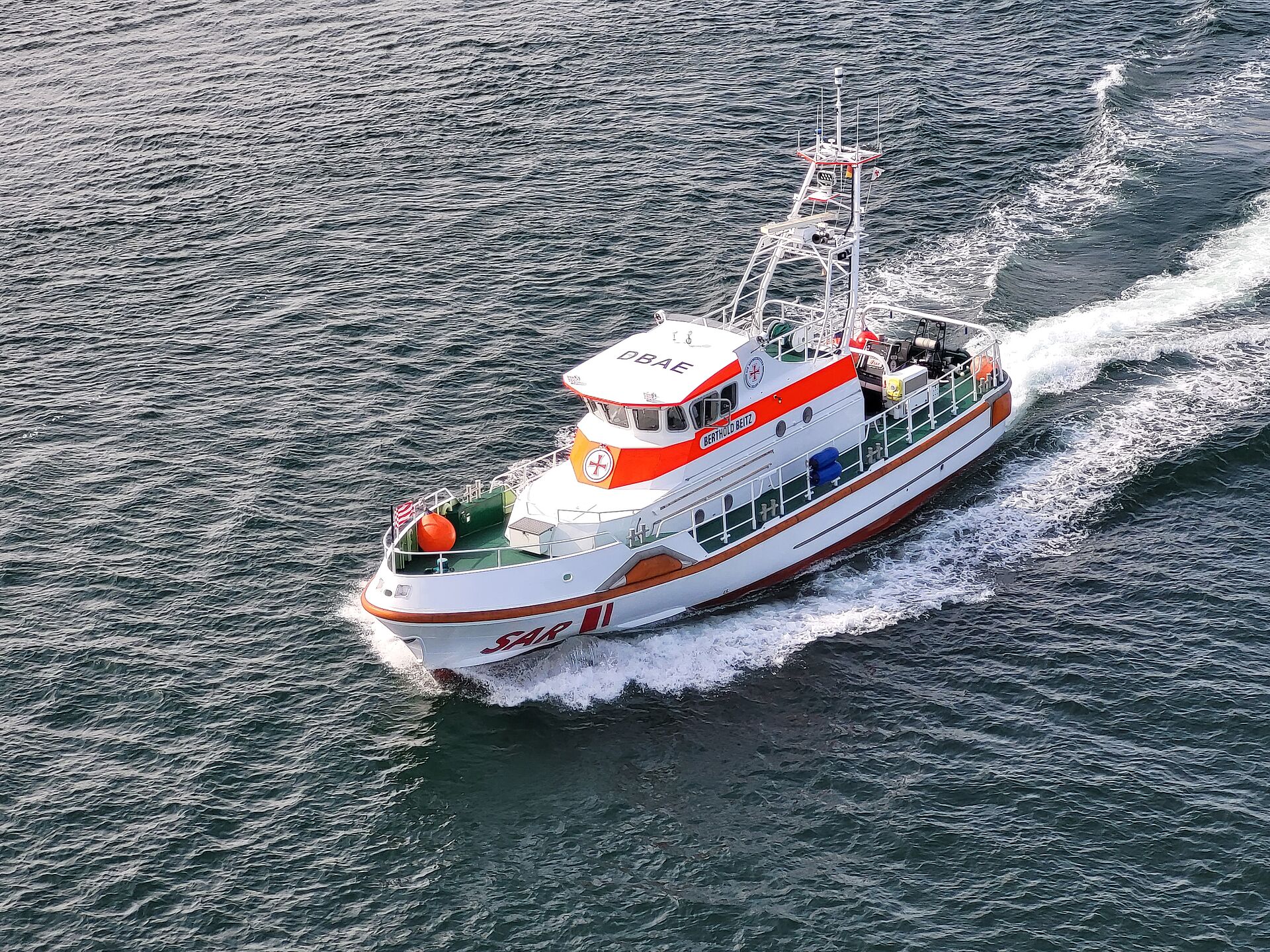 Ein Seenotrettungskreuzer fährt mit schneller Fahrt durch die Ostsee.